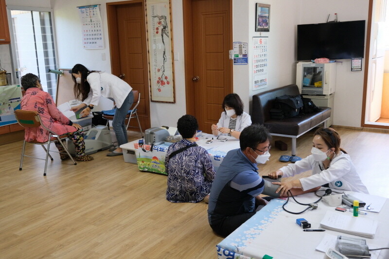 충북 영동군 상촌면 유곡2리 주민들이 지난 6월 ‘삼도봉 생활권 산골마을 의료·문화 행복버스’ 진료를 받고 있다. 영동군 제공