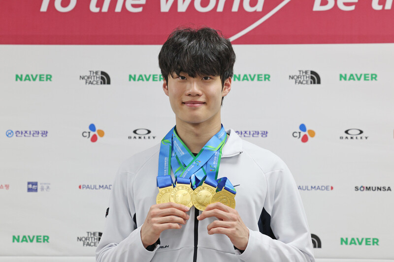 제103회 전국체육대회 최우수선수(MVP)에 꼽힌 황선우(강원도청)가 13일 울산시티컨벤션센터에서 열린 기자회견에서 금메달 4개를 목에 걸고 기념촬영을 하고 있다. 울산/연합뉴스