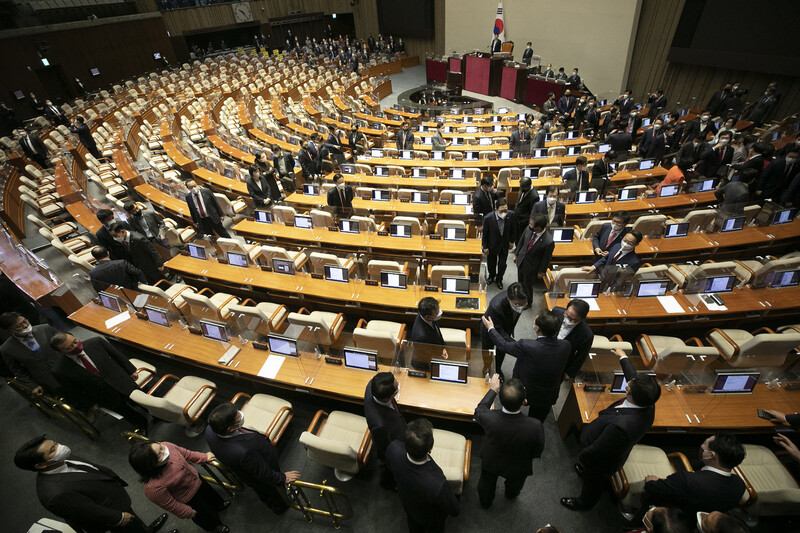 헌정사상 처음으로 야당의원들이 시정연설을 보이콧한 가운데 윤석열 대통령이 지난 25일 오전 서울 여의도 국회 본회의장에서 내년도 정부 예산안에 대한 시정연설을 마치고 여당 의원들과 악수를 하며 퇴장하고 있다. 김경호 기자