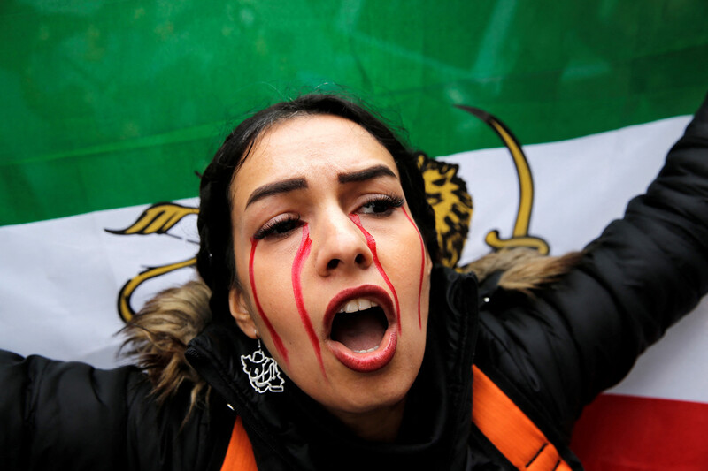 7일(현지시각) 튀르키예 이스탄불의 이란 영사관 인근에서 열린 집회에서 시위 참여자가 구호를 외치고 있다. 이스탄불/로이터 연합뉴스