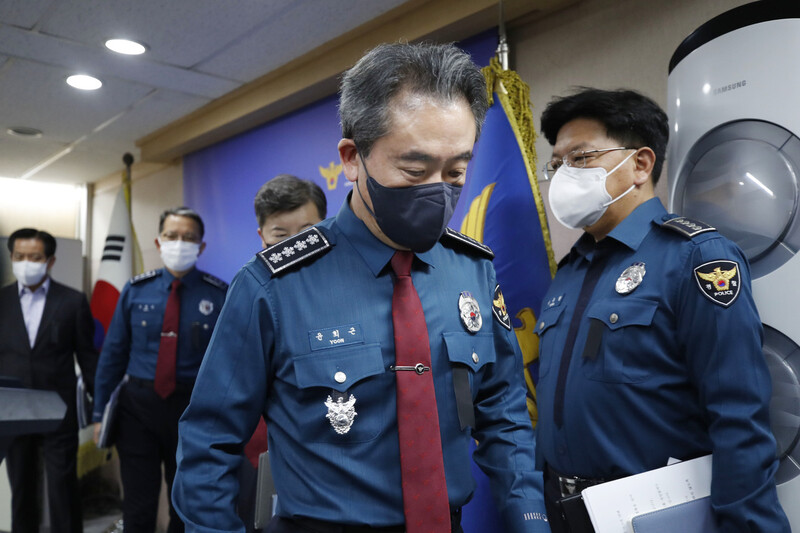 윤희근 경찰청장이 1일 오전 서울 서대문구 경찰청에서 이태원 참사 관련 입장문 발표를 마친 뒤 나서고 있다. 김혜윤 기자 unique@hani.co.kr