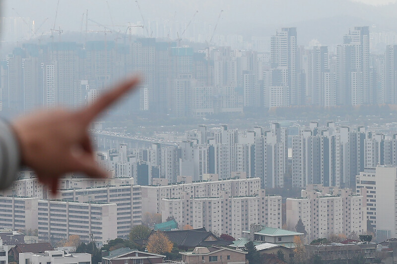 15일 서울 남산에서 바라본 아파트 단지. 연합뉴스.