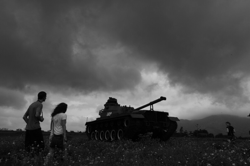 베트남 전쟁 당시 남·북 비무장지대(DMZ) 남쪽에 인접해 있는 케산지역에는 미 해병대와 남베트남군 기지가 있었다. 고지대여서 주변 전투현장을 내려다볼 수 있는 지정학적 요충지여서, 미군은 케산 기지를 북베트남군의 공격으로부터 방어하기 위해 16만발의 각종 포탄과 9만8721t의 폭탄을 케산지역에 쏟아부었다. 울창했던 밀림은 사라지고 전쟁이 끝난 지 37년이 흐른 지난 2012년 9월에 찾았을 때도 들판에는 나무 몇그루와 잡초가 땅을 메우고 있을 뿐이었다. 베트남 꽝찌성 케산/김봉규 선임기자