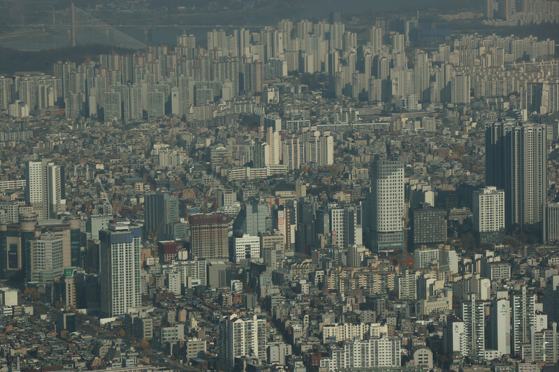 지난 18일 서울 송파구 롯데월드타워 전망대 서울스카이에서 바라본 시내 아파트 단지 모습. 연합뉴스