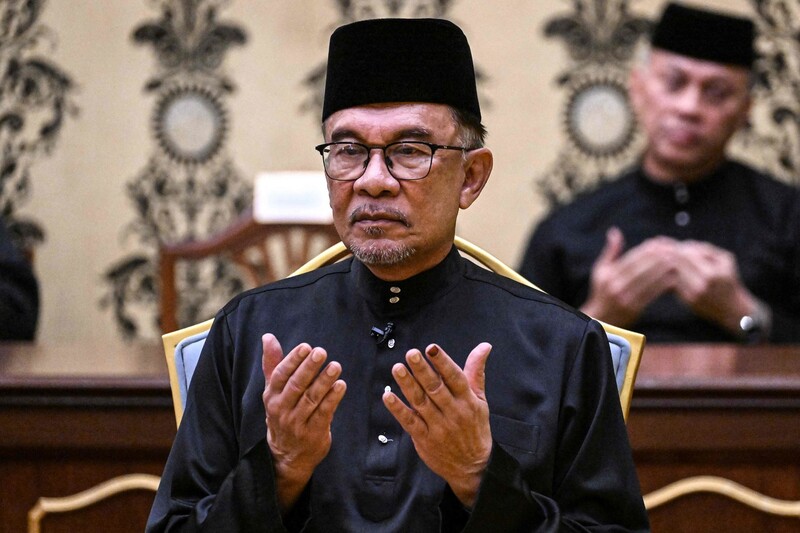 안와르 이브라힘 새 말레이시아 총리가 24일 취임 선서 뒤 기도를 하고 있다. AFP 연합뉴스