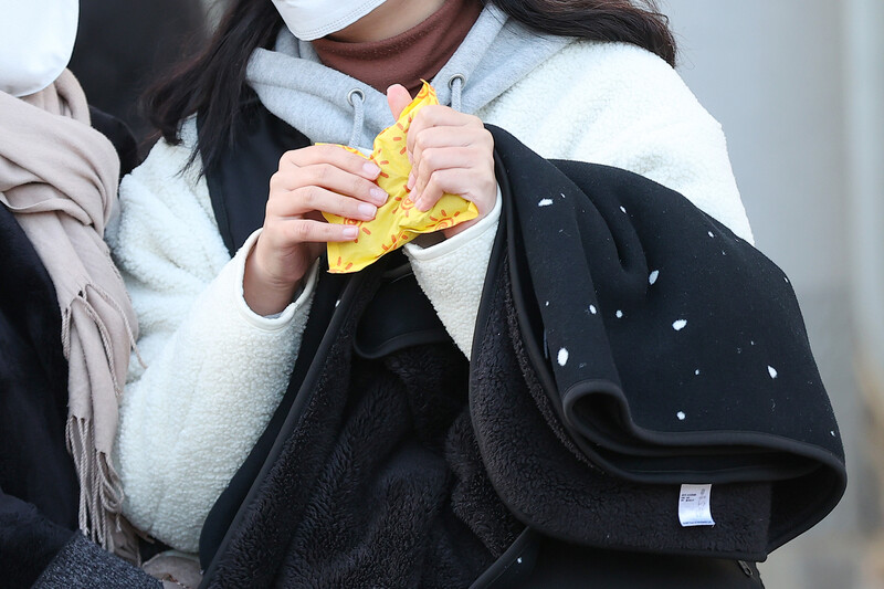 중부지방과 전북내륙, 경북내륙에 한파특보가 발효된 27일 오전 서울 동대문구 한국외국어대학교 앞에서 수시 논술고사에 응시하는 수험생이 손난로와 담요를 들고 신호를 기다리고 있다. 연합뉴스