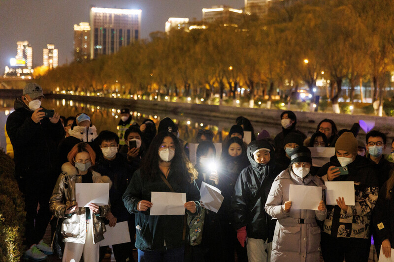 27일 중국 베이징에서 열린 우루무치 화재 참사 추도식 도중 시민들이 코로나19 봉쇄 조치에 반대하며 시위를 하고 있다. 로이터-연합뉴스