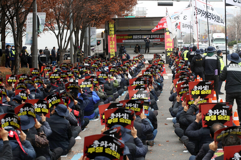 29일 광주 서구 기아 오토랜드 광주공장 앞에서 민주노총 공공운수노조 화물연대본부 조합원들이 파업 결의대회를 하고 있다.연합뉴스