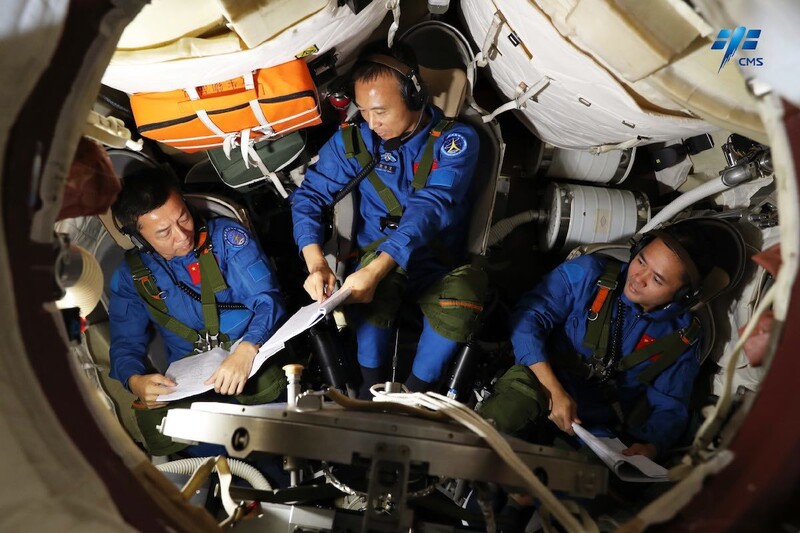 중국 우주정거장 톈궁의 첫 공식 임무를 수행하는 선저우 15호의 우주비행사 3인이 지상에서 훈련을 하고 있다. 중국유인우주국 제공