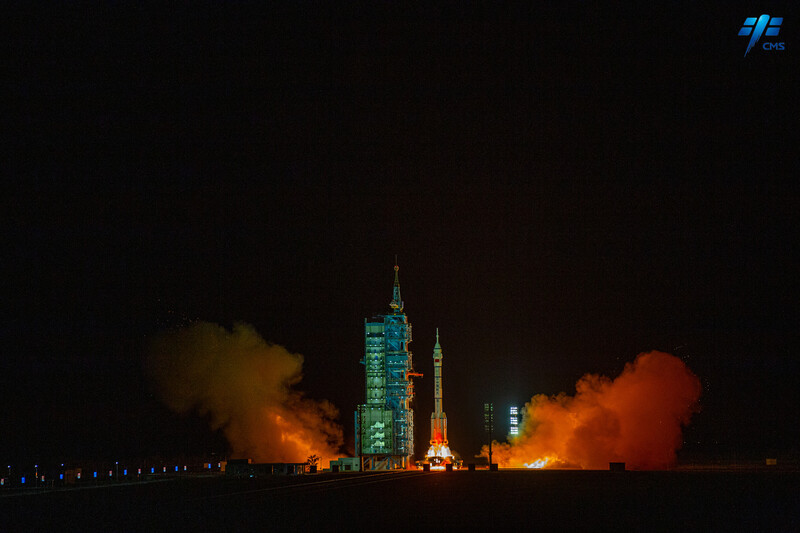 중국의 창정2F 로켓이 29일 밤 고비사막의 주취안위성발사기지에서 선저우 15호를 싣고 이륙하고 있다. 중국국가우주국 제공