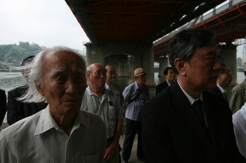 서울 용산구와 동작구를 잇는 한강인도교는 한국전쟁 발발 나흘째인 1950년 6월28일 새벽 2시30분에 한강 철교와 함께 한국군이 북한군의 남하를 늦추기 위해 폭파했다. 기차만 다닐 수 있는 철교와 달리 한강인도교는 남쪽으로 도강하려는 피난민들이 몰려 있었다. 2007년 6월28일 평화재향군인회와 한국전쟁 전후 민간인 희생자 전국유족회가 한강대교 아래서 첫 합동위령추모제를 열어 희생자들의 넋을 달랬다. 김봉규 선임기자