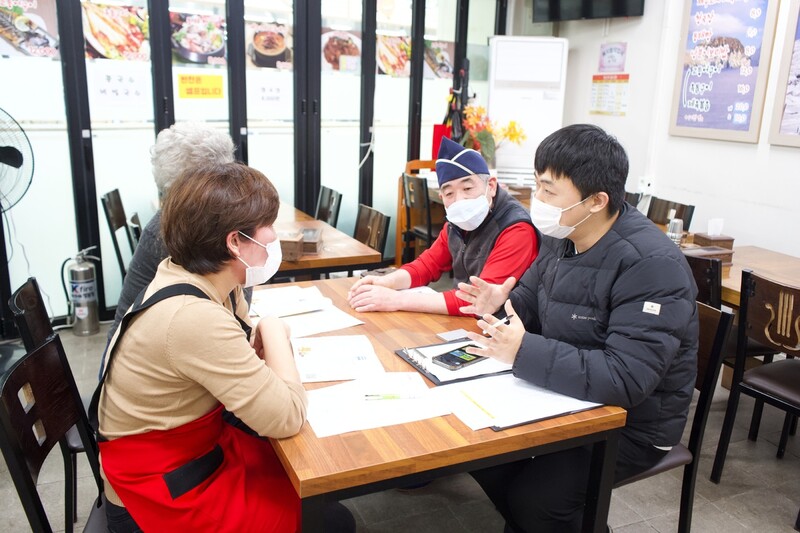 신수준 일로와제주 매니저가 제주동문공설시장 상인들에게 우리동네 단골시장 프로그램을 설명하고 있다. 카카오 제공