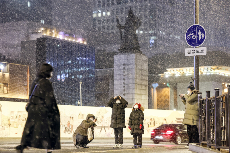 12일 오후부터 중부지방에 눈 또는 비가 내리는 곳이 있겠다고 기상청이 11일 예보했다. 사진은 대설주의보가 내린 지난 1월31일 서울 세종로 네거리의 모습. 연합뉴스