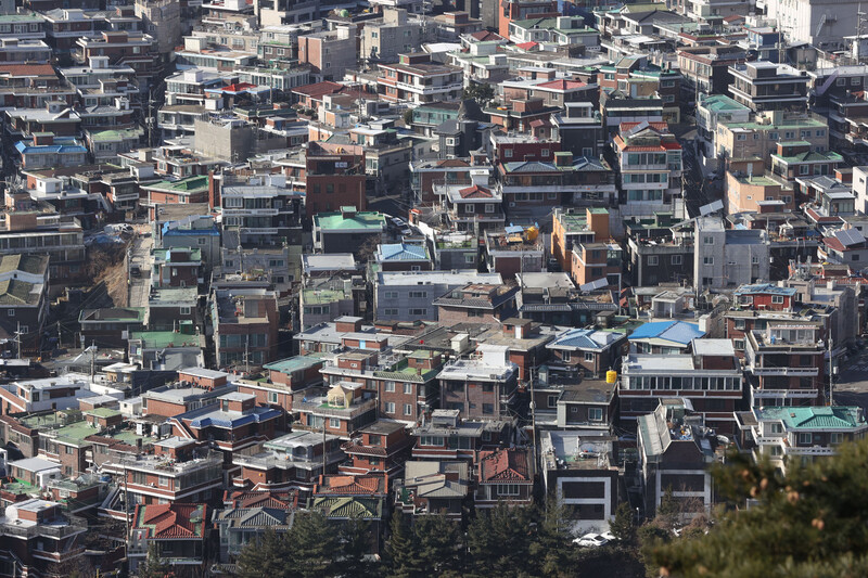 14일 서울 남산에서 내려다 본 주택들. 연합뉴스