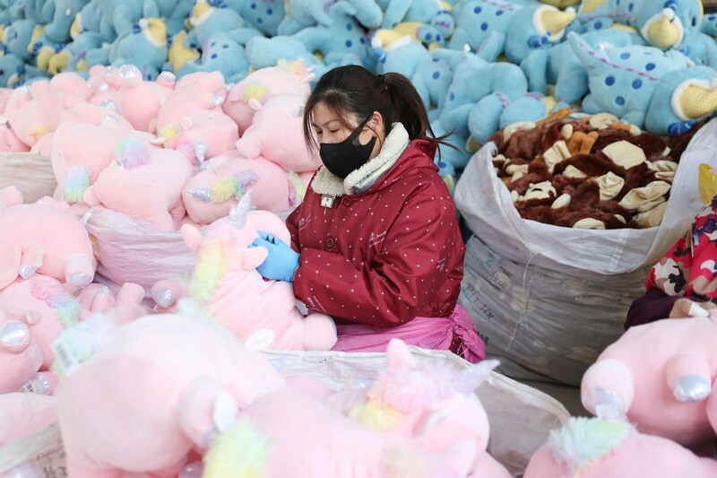 15일 중국 장쑤성 롄윈강시에서 노동자가 인형을 만들고 있다. AFP 연합뉴스