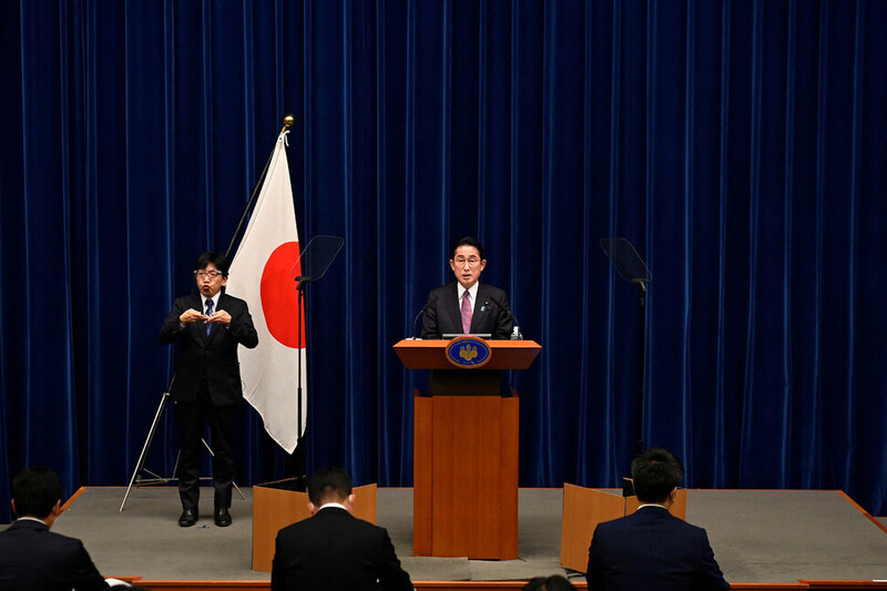기시다 후미오 일본 총리가 지난 16일 도쿄에서 기자회견하고 있다. 일본 정부는 이날 열린 임시 각의(국무회의)에서 반격 능력 보유를 포함해 방위력을 근본적으로 강화하는 내용이 담긴 3대 안보 문서 개정을 결정했다. 연합뉴스