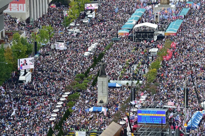 2019년 10월 3일 오후 서울 시청 방향에서 바라본 광화문광장 주변이 자유한국당, 범보수단체 회원, 기독교 단체 회원 등이 각각 개최한 여러 건의 집회로 가득 차 있다. 공동취재사진