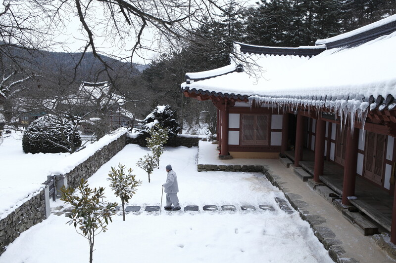 전북 부안 내소사의 설경.