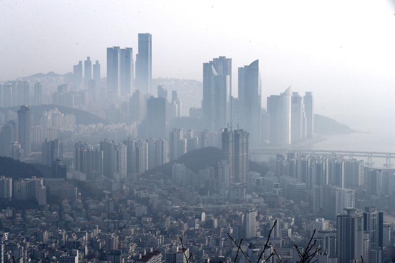 지난 6일 오전 부산 시내가 초미세먼지로 뿌옇게 변했다. 연합뉴스