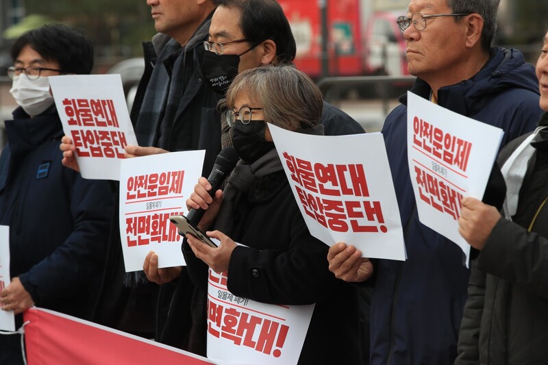 지난해 12월13일 오후 서울 용산 대통령실 앞에서 조계종 사회노동위원회, 참여연대 등 사회종교단체 회원들이 기자회견을 열어 화물연대 탄압 중단 및 안전운임제 일몰제 폐기를 요구하고 있다. 박종식 기자 anaki@hani.co.kr