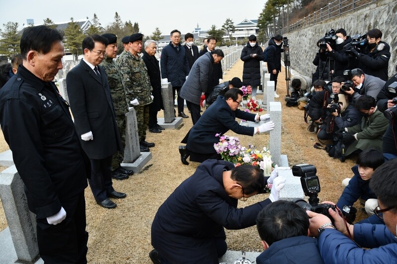 지난 17일 국립서울현충원 묘역을 5·18민주화운동 관련 단체 임원들이 참배하고 있다. 5·18민주화운동부상자회 제공