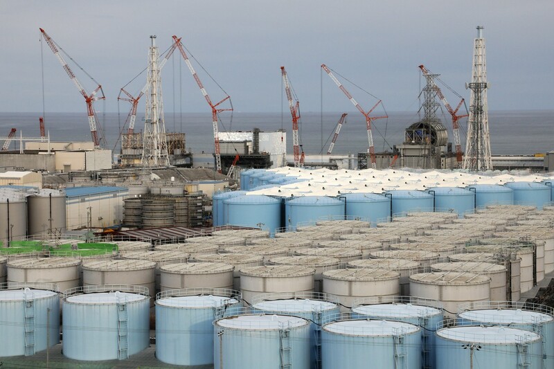 일본 후쿠시마 제1원전 부지에 있는 오염수 저장 탱크들. 일본은 이 저장 탱크에 보관 중인 오염수 130만여t을 오는 봄부터 바다로 방류하기 위한 준비를 진행하고 있다. 연합뉴스