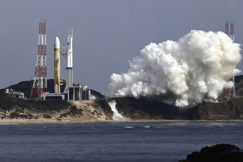 일본 우주항공연구개발기구(JAXA)는 17일 오전 10시37분 가고시마현 다네가시마 우주센터에서 에이치3 발사를 시도했으나, 로켓 발사대에서 하얀 연기만 치솟을 뿐 기체가 날아오르지 못했다. 보조 로켓이 점화되지 않은 것으로 파악되고 있다. AP 연합뉴스