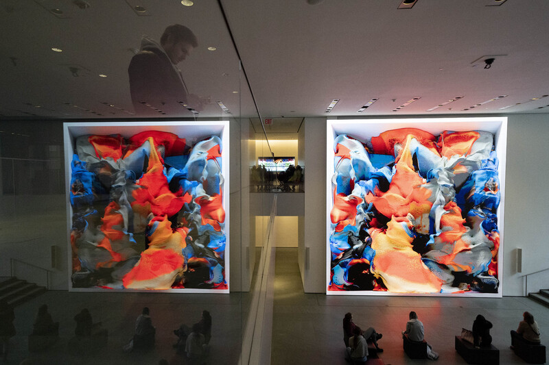 지난달 11일 뉴욕 현대미술관에서 관람객들이 에이아이가 생성한 설치 작품 &lt;레피크 아나돌: 감독되지 않은&gt;을 관람하고 있다. AP 연합뉴스