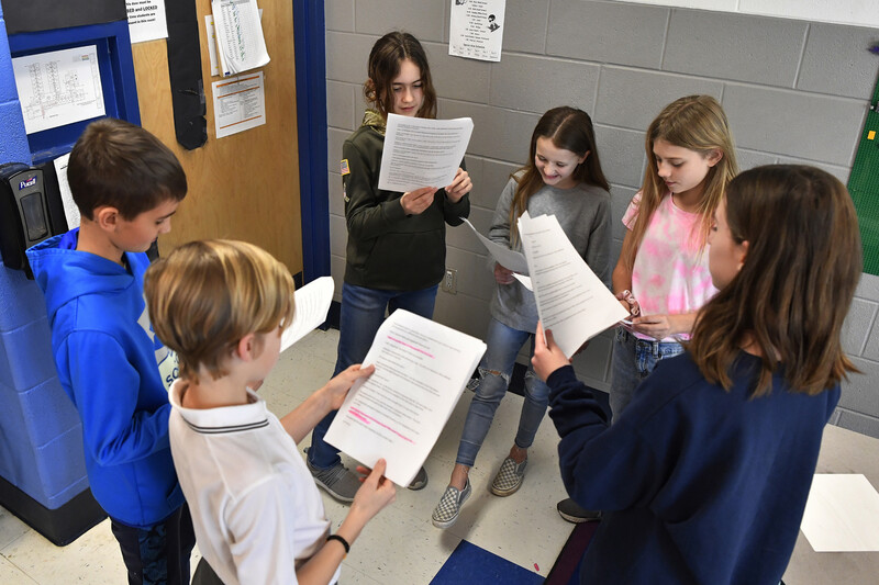 지난 6일(현지시각) 미국 켄터키주 렉싱턴에 있는 스톤월 초등학교에서 5학년 학생들이 챗지피티로 작성한 연극 대본을 읽고 있다. 이들은 리허설을 거친 뒤 연극 공연을 진행했다. AP 연합뉴스