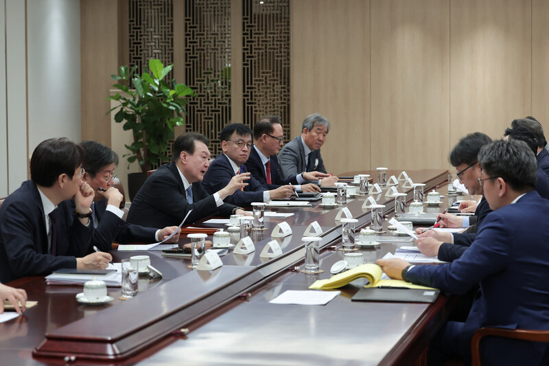 윤석열 대통령이 21일 서울 용산 대통령실 청사에서 한동훈 법무부·원희룡 국토부 장관, 윤희근 경찰청장, 권기섭 노동부 차관 등으로부터 건설현장 폭력 현황과 실태를 보고받고 있다. 윤 대통령은 이날 “건설현장의 갈취, 폭력 등 조직적 불법 행위에 대해 검찰, 경찰, 국토교통부, 고용노동부가 협력해 강력하게 단속하라”고 지시했다. 연합뉴스