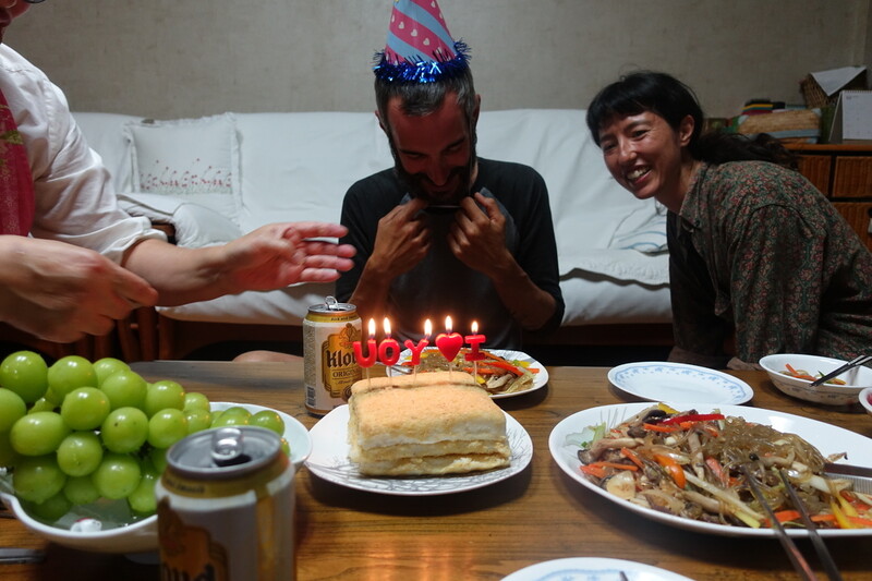 볼트하우스를 운영하는 김현욱씨가 전북 정읍의 본가를 찾은 게스트 로만(가운데)의 생일을 축하해주는 모습. 조서형 제공