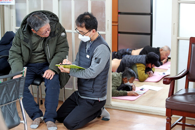 지난 2일 오전 충남 태안군 안면읍 창기2리 경로당에서 열린 태안군보건의료원의 ‘경로당 순회 주치의 사업’ 현장. 이정용 선임기자