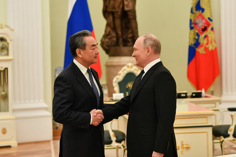 블라디미르 푸틴 러시아 대통령(오른쪽)이 지난해 2월 모스크바 크렘린궁에서 왕이 중국공산당 중앙정치국 위원을 만나고 있다. 연합뉴스