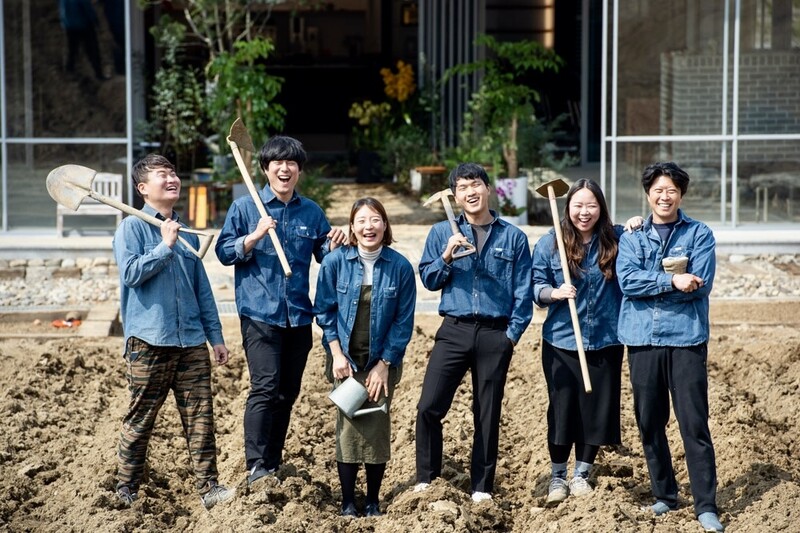 농업 문화 플랫폼 ‘뭐하농’의 여섯 농부. 왼쪽부터 정찬묵, 김진민, 김지영, 임채용, 이지현(대표), 한승욱(이사). 뭐하농 제공