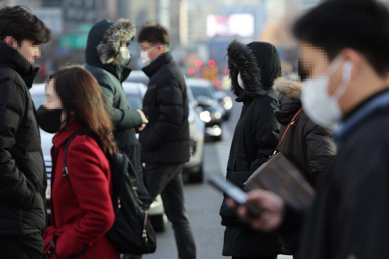 기온이 갑자기 떨어져 추운 날씨를 보인 지난 2일 오전 두꺼운 복장의 시민들이 서울 광화문 사거리를 지나고 있다. 연합뉴스