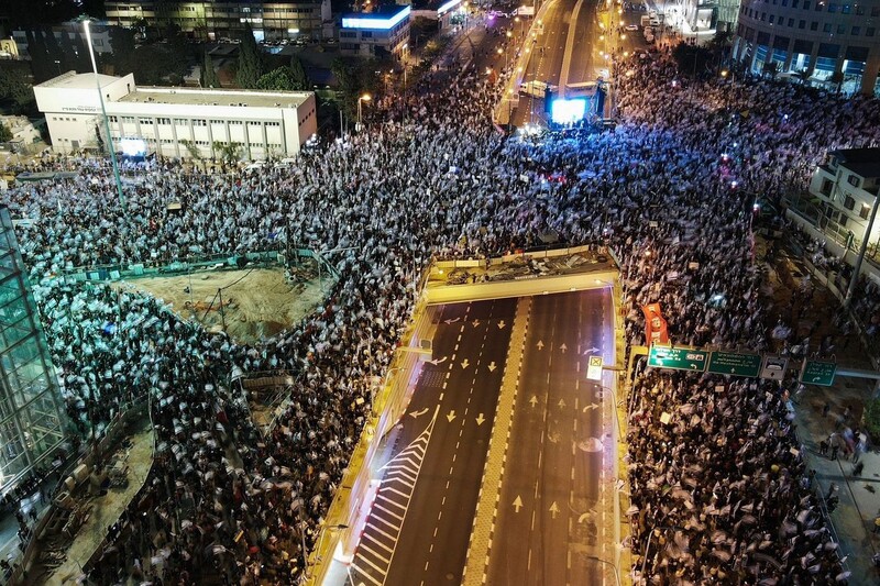 11일 이스라엘 수도 텔아비브에서 열린 베냐민 네타냐후 정부 사법부 권한 축소에 항의하는 시위에 참가한 시민들이 거리를 메우고 있다.AFP 연합뉴스