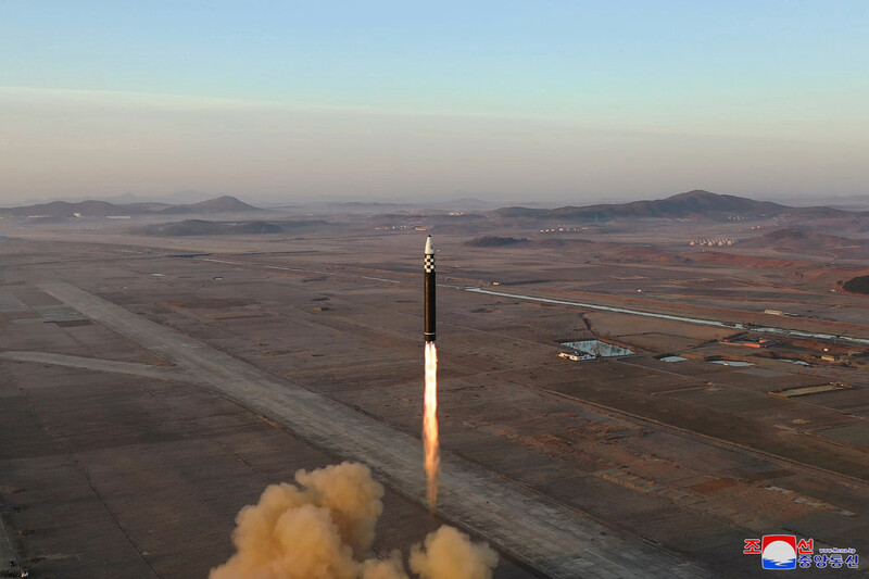 김정은 북한 국무위원장이 전날 대륙간탄도미사일(ICBM) ‘화성-17형’ 발사훈련을 현지지도했다고 북한 조선중앙통신이 17일 밝혔다. 조선중앙통신 연합뉴스