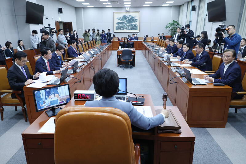 22일 오후 국회 정치개혁특별위원회 전체회의에서 남인순 위원장이 의사봉을 두드리고 있다. 연합뉴스