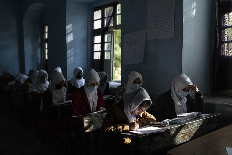 2021년 11월 아프가니스탄 서부 도시 헤라트의 한 여학교의 수업 풍경. 헤라트/AP 연합뉴스