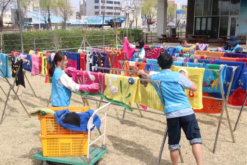 전주시자원봉사센터 직원 등이 겨우내 한옥마을 가로수에 입혀졌던 나무 옷을 세탁해 말리고 있다. 전주시 제공