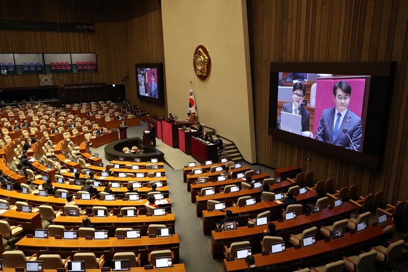 3일 국회에서 열린 대정부질문에서 한동훈 법무부 장관이 박용진 더불어민주당의 질의에 답하고 있다. 김봉규 선임기자 bong9@hani.co.kr