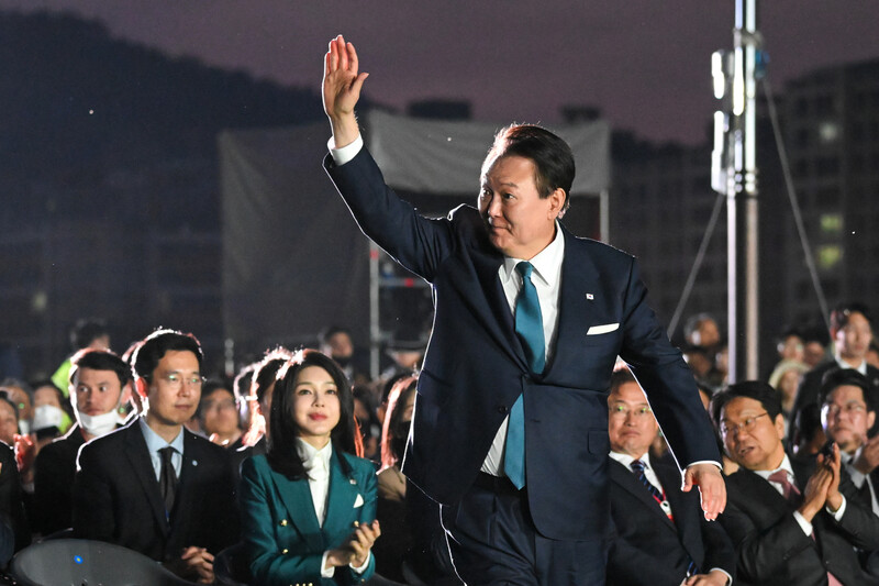 윤석열 대통령이 지난달 31일 전남 순천에서 열린 순천만국제정원박람회 개막식에 참석해 손을 들어 인사하고 있다. 대통령실 제공