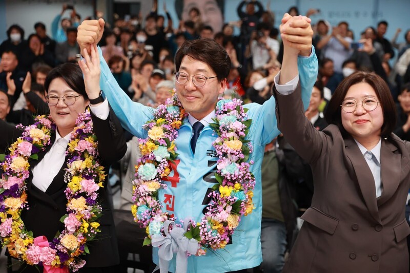 강성희 의원이 6일 새벽 당선 축하를 받고 있다. 진보당 제공