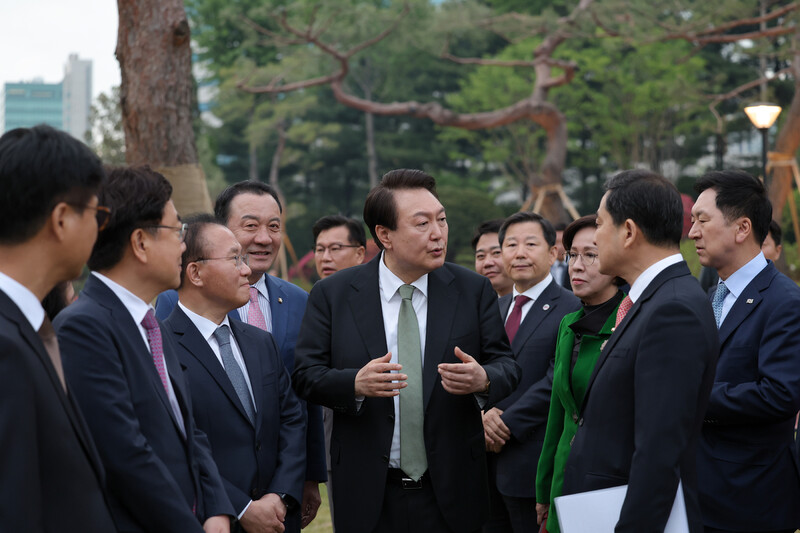 윤석열 대통령이 지난 2일 오후 서울 용산 대통령실 청사 앞 야외 정원인 ‘파인 그라스’에서 김기현 대표와, 윤재옥 원내대표 등 여당 원내 지도부와 만찬을 하기 전 대화하고 있다. 연합뉴스