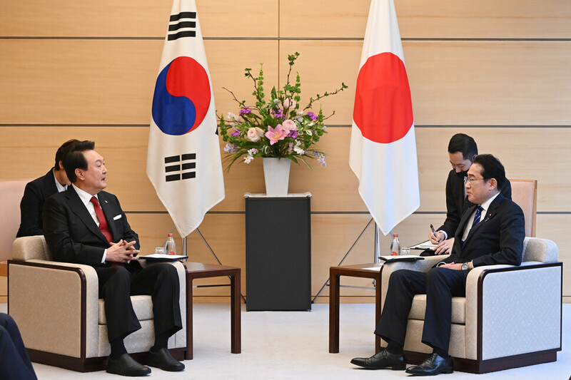 윤석열 대통령이 지난 3월16일 일본 도쿄 총리 관저에서 기시다 후미오 일본 총리와 한-일 정상회담을 하고 있다. 연합뉴스