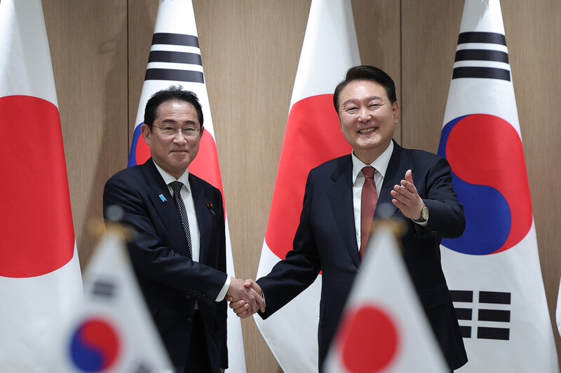 윤석열 대통령과 기시다 후미오 일본 총리가 7일 서울 용산 대통령실 청사에서 열린 한일 정상회담에서 악수하고 있다. 대통령실사진기자단