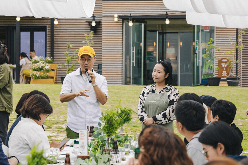 ‘월간거창농부’ 장터에서 팜 다이닝을 설명하고 있는 아워플래닛 김태윤 셰프(왼쪽)와 장민영 대표. 윤민호 제공