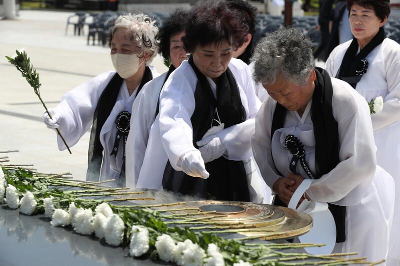 제43주년 5·18 민주화운동 기념일을 하루 앞둔 17일 오전 광주 북구 운정동 국립 5·18민주묘지에서 추모식 참석을 마친 유가족들이 차례로 분향과 헌화를 하고 있다. 연합뉴스