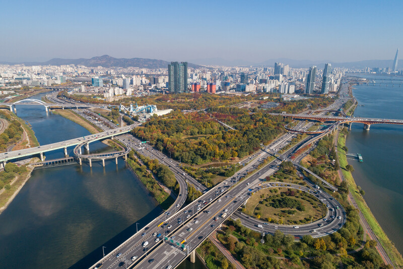 한강과 중랑천이 만나는 뚝섬 일대의 대형 공원 서울숲. ‘뜨는 동네’ 성수동과 영향을 주고받으며 성장하고 있다. 유청오 조경사진가