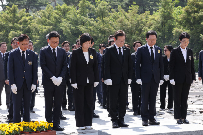 각 정당 대표가 23일 경남 김해시 진영읍 봉하마을에서 노무현 전 대통령 서거 14주기 추도식을 마친 후 노무현 전 대통령 묘역에서 인사하고 있다. 왼쪽부터 배진교 정의당 원내대표, 박광온 더불어민주당 원내대표, 이정미 정의당 대표, 이재명 더불어민주당 대표, 김기현 국민의힘 대표, 윤희숙 진보당 대표. 공동취재사진